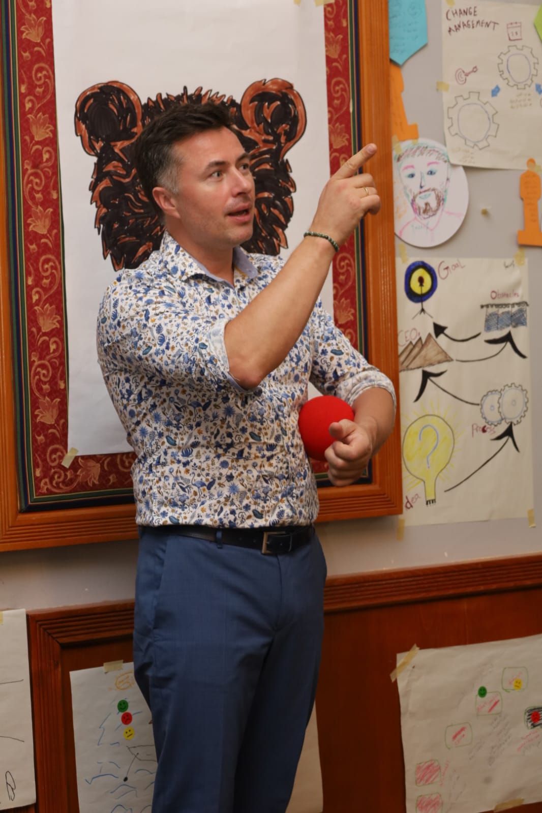 Renzo van Diepen in conversation with participants during a learning programme