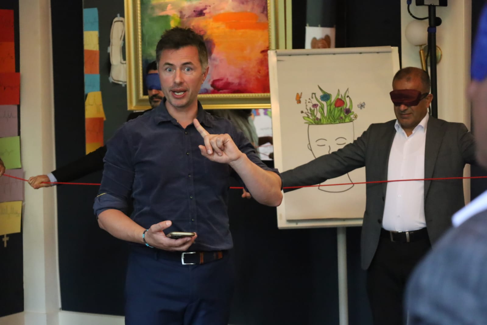 Renzo van Diepen in a focused conversation during a learning programme